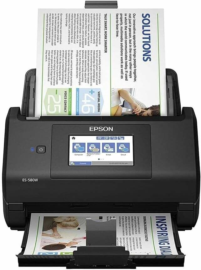Der Epson ES-580W Scanner digitalisiert Dokumente mit einer Farbdisplay, das Scanoptionen anzeigt. Papiere mit Text und Bildern werden gescannt.