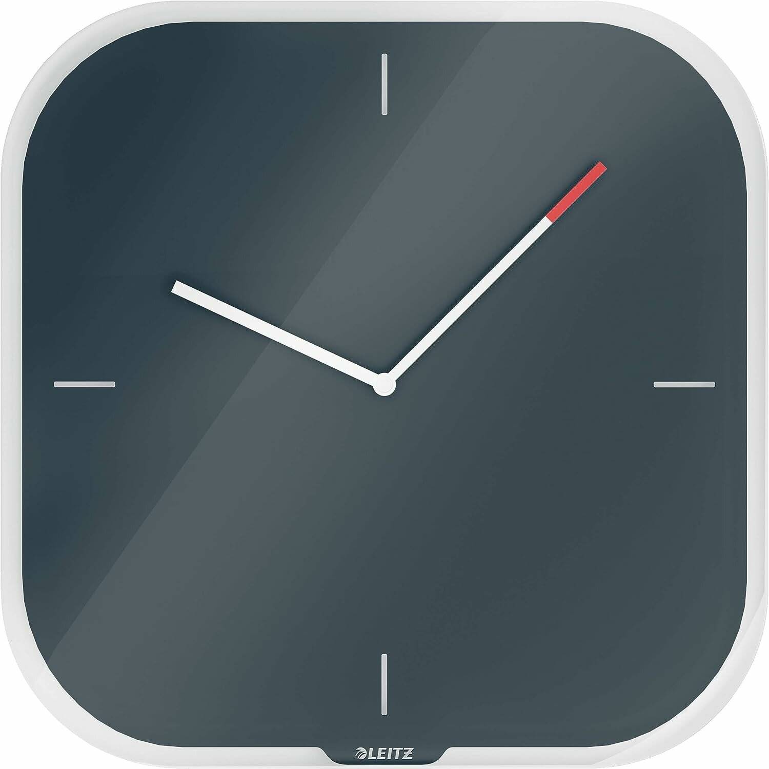 Schwarze quadratische Uhr mit weißen Stunden- und Minutenzeigern und einem roten Sekundenzeiger, der die Zeit als 10:10 Uhr anzeigt.