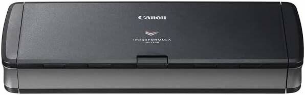 Ein schwarzer Canon imageFORMULA P-215II Scanner mit geschlossenem Deckel, auf dessen Oberfläche das Canon-Logo und der Modellname in weißer Schrift zu sehen sind.
