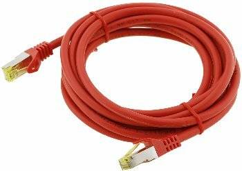 Ein rotes Ethernet-Kabel aufgerollt, mit zwei RJ45-Steckern sichtbar, verwendet zum Verbinden von Computernetzen.