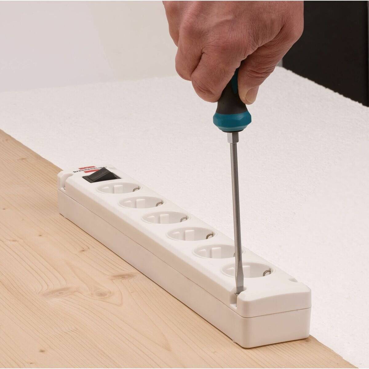 brennenstuhl Bremounta 6-fach Steckdosenleiste mit Schalter 3,0 m weiß