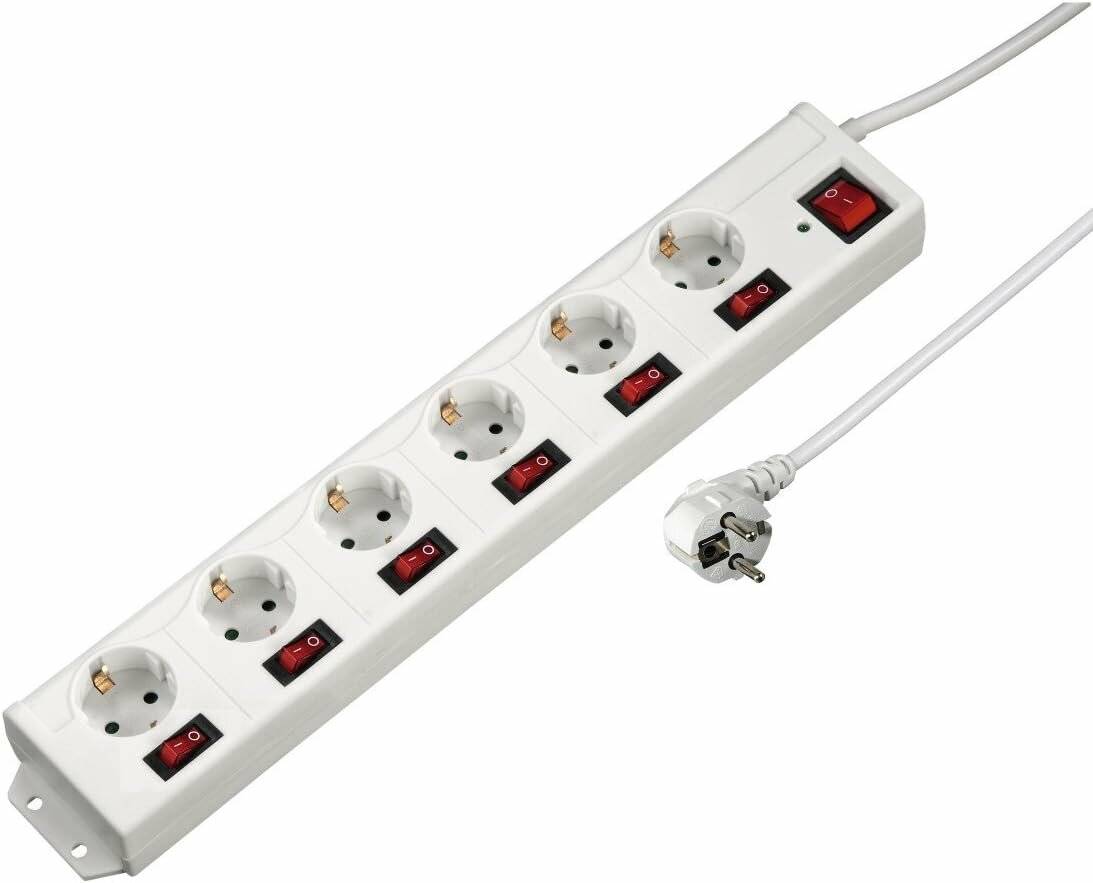 Ein weißer Steckdosenleiste mit sechs europäischen Steckdosen und individuellen roten Ein-Aus-Schaltern, verbunden durch ein weißes Kabel und einen weißen Stecker.
