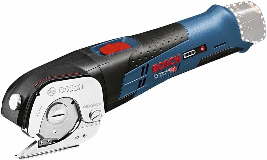 Handgehaltenes Bosch Elektrowerkzeug mit rotem Auslöser und Markierung. Es verfügt über ein schlankes Design in Blau und Schwarz, geeignet für Schneidaufgaben.