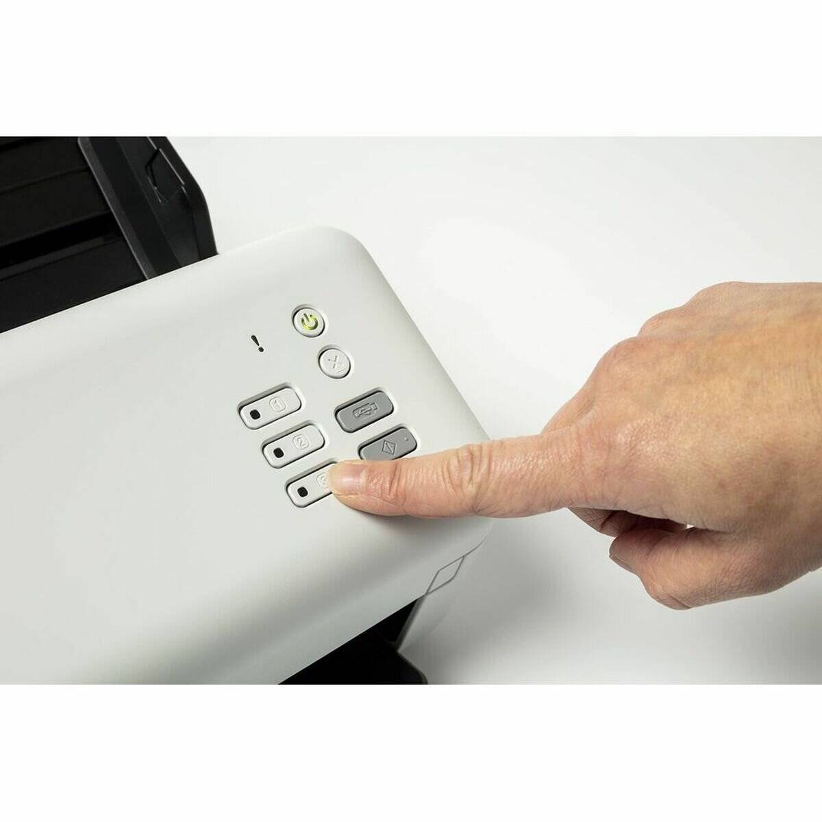 Eine Hand, die einen Knopf an einem weißen Drucker drückt und sich dabei auf das Bedienfeld mit verschiedenen Tasten und einem Power-Symbol konzentriert, was auf den Betrieb hinweist.