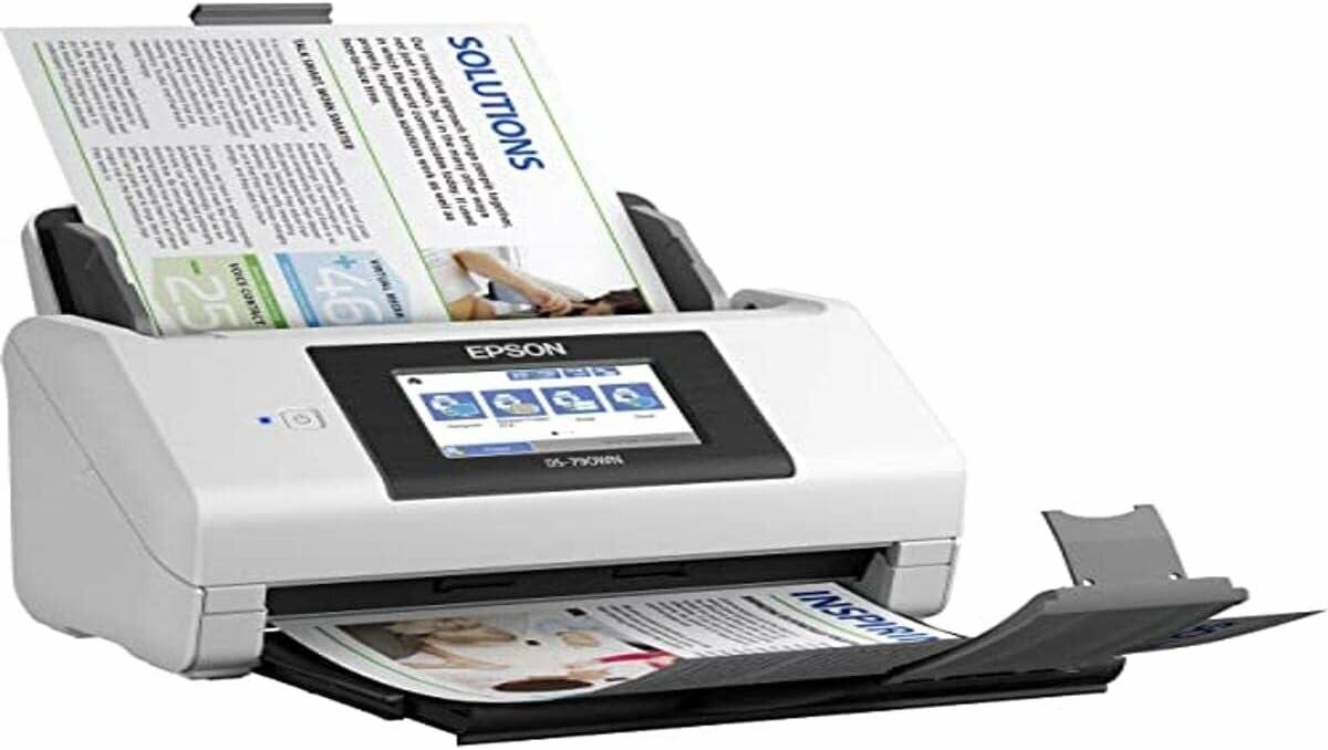 Ein Scanner verarbeitet ein Farbdokument mit fetten, blauen Überschriften. Der Bildschirm des Scanners zeigt das Epson-Logo und gibt damit die Marke an.
