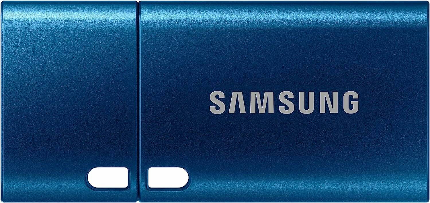 Ein Nahaufnahmebild eines blauen Samsung USB-Sticks mit dem Logo.