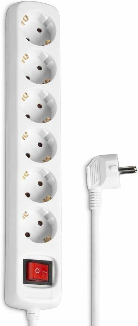 Ein weißes Mehrfachsteckdosenleiste mit vier europäischen Steckdosen wird neben einem Stecker mit einem Winkeladapter gezeigt.