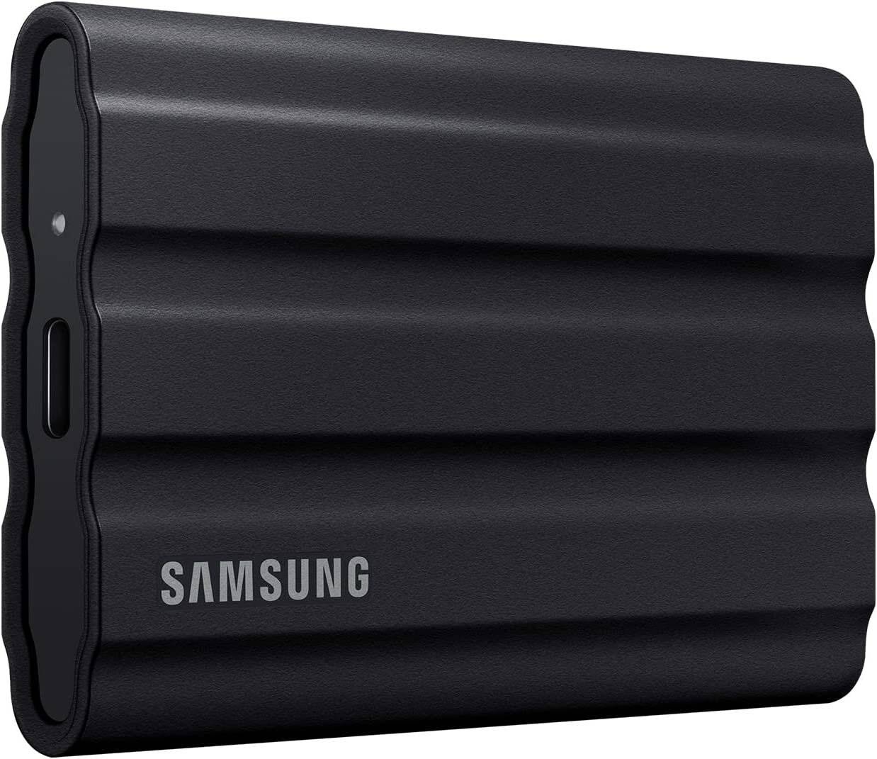 Ein schwarzes Samsung tragbares Solid-State-Laufwerk (SSD) mit schlankem, geripptem Design. Das Samsung-Logo ist seitlich sichtbar.