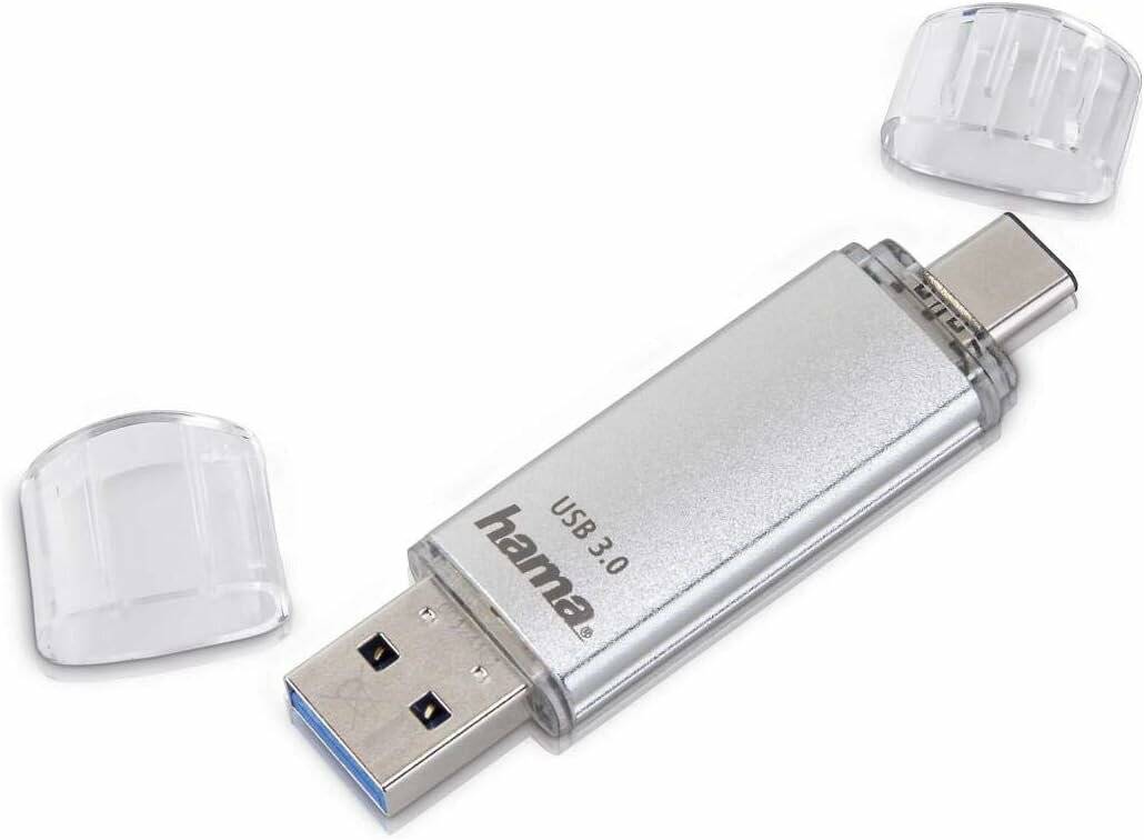 Ein silberner USB-3.0-Stick mit Markennamen und Typ auf seiner Oberfläche beschriftet, dargestellt mit einer abnehmbaren Kappe.