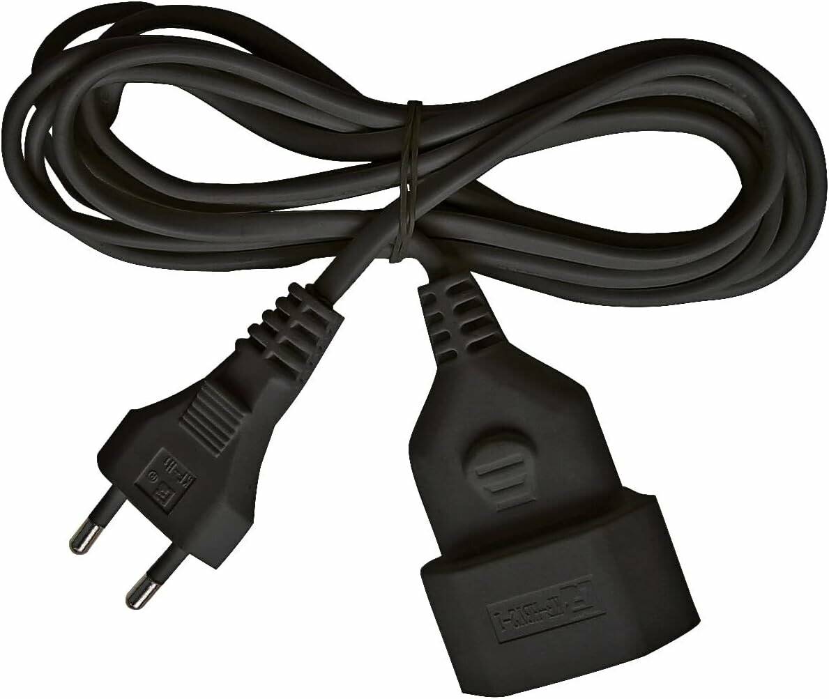 Ein schwarzes Netzkabel mit zweipinnigem Stecker auf der einen Seite und einer Buchse auf der anderen Seite, ordentlich aufgerollt, geeignet für elektrische Geräte.
