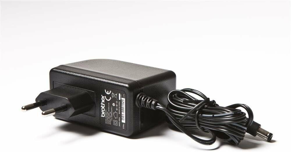 Ein schwarzes Steckernetzteil mit aufgewickeltem Kabel, das ein 