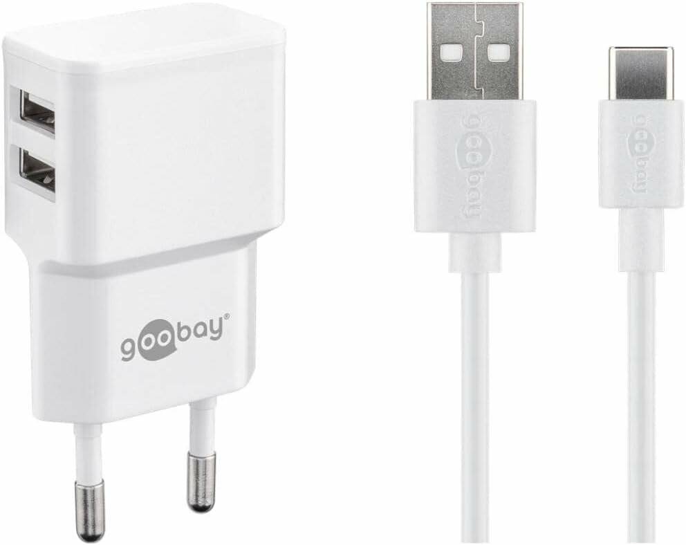 Ein weißer Ladestecker und ein USB-Kabel sind nebeneinander dargestellt und tragen beide das Logo 'goobay', geeignet zum Laden von Geräten.