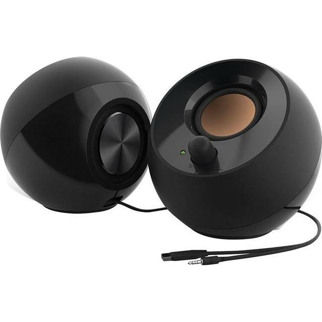 Zwei runde schwarze Computerlautsprecher, die durch ein Kabel miteinander verbunden sind, wobei einer einen Lautstärkeregler und eine kleine Kontrollleuchte aufweist.