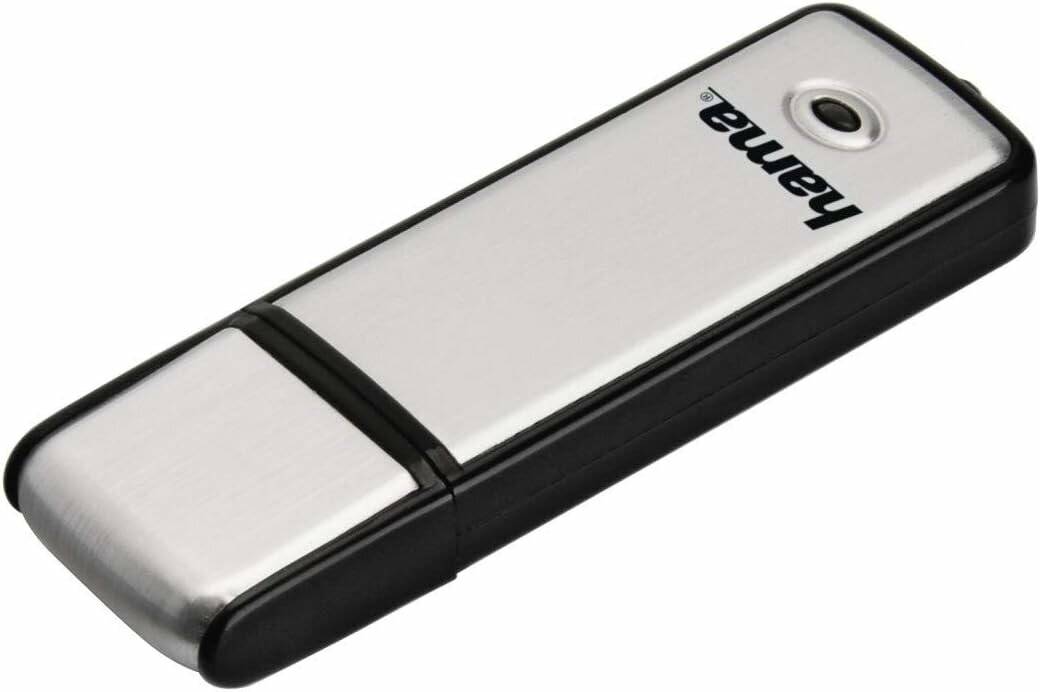 Ein silberner und schwarzer USB-Stick mit Markentext nahe dem oberen Ende.