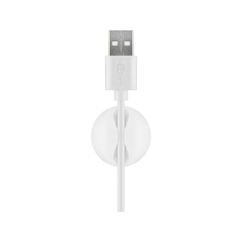 Ein USB-Kabel wird von einem weißen Kabelhalter mit einem Schlitz festgehalten, wodurch das Kabel vertikal befestigt wird, vor einem einfarbigen Hintergrund.