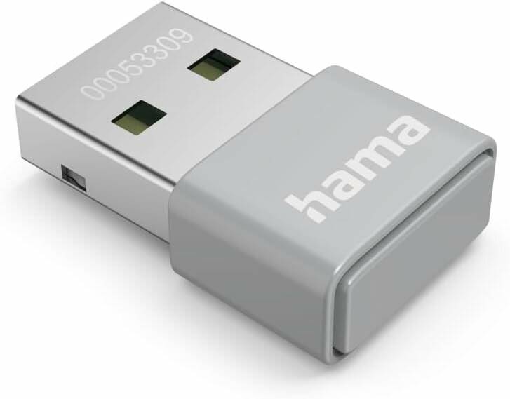 Ein kleiner, grauer USB-Stick mit der Aufschrift 'hama' und einer teilweisen Ansicht des metallischen Anschlusses, auf dem oben die Zahlen '00053309' zu sehen sind.