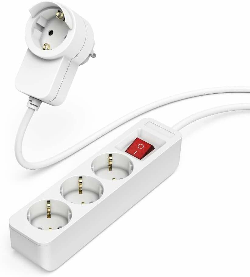 Ein Mehrfachstecker mit drei europäischen Steckdosen und einem roten Ein/Aus-Schalter, verbunden mit einem Stecker, auf weißem Hintergrund.