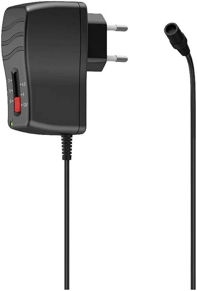 Ein schwarzer, verstellbarer Spannungsnetzteil mit einem roten Schalter, der Spannungseinstellungen von 3V bis 12V anzeigt und einen europäischen Stecker besitzt.