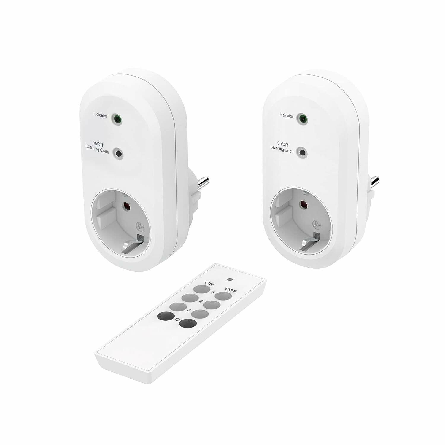Zwei weiße Smart-Stecker und eine Fernbedienung mit Tasten zum Ein- und Ausschalten, die ein Set zur drahtlosen Steuerung elektrischer Geräte veranschaulichen.