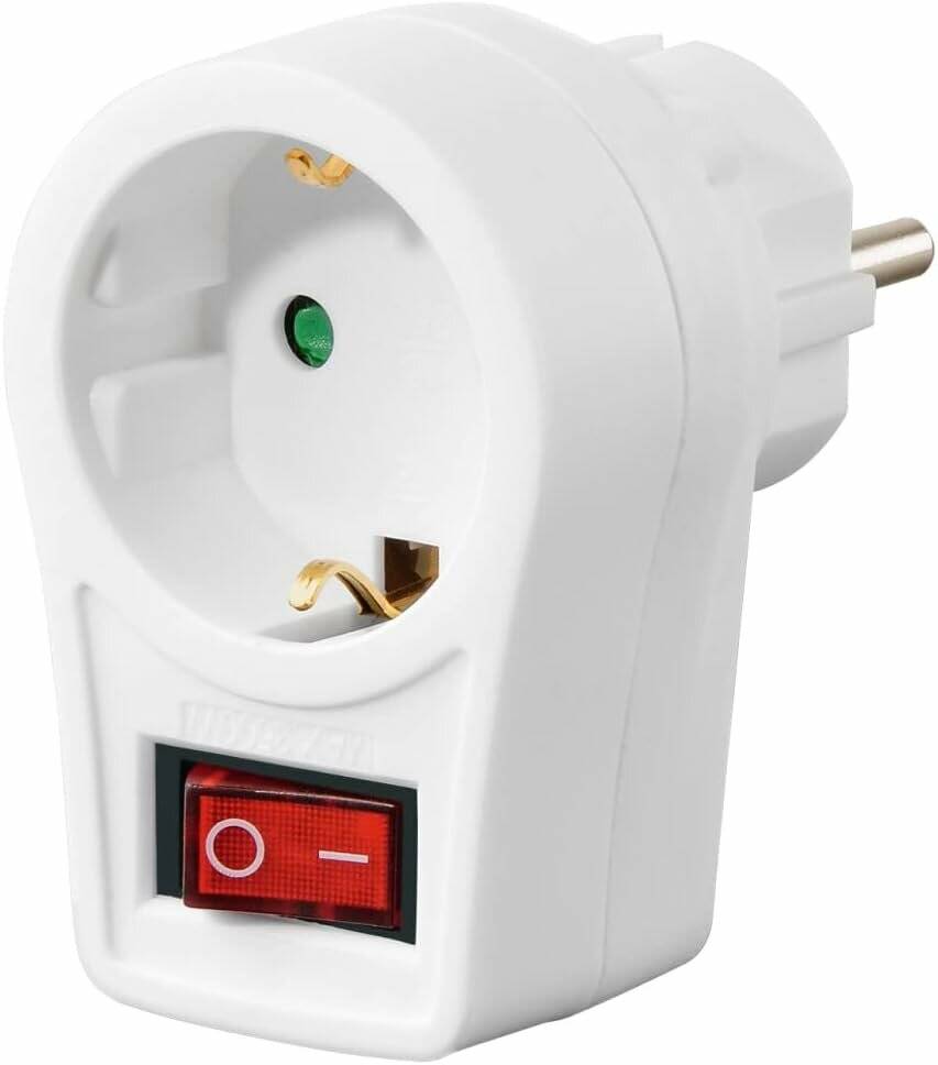 Ein weißer elektrischer Steckdosenadapter mit einem Ein-/Aus-Schalter in der Mitte, entwickelt für europäische Steckdosen.