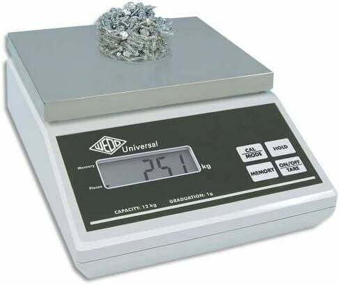 Eine digitale Waage, die ein Gewicht von 2,57 kg anzeigt, mit Metallstücken oben drauf. Die Waage zeigt Optionen wie „CAL