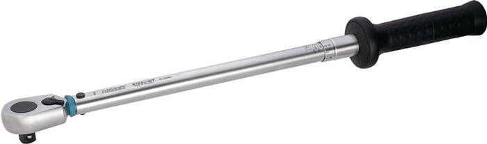 Eine silberne zylindrische Metallstange mit gravierten Markierungen in der Nähe des Endes, die vor einem einfarbigen weißen Hintergrund gezeigt wird.