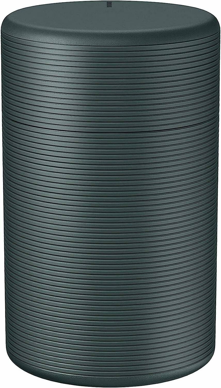 Eine Nahaufnahme eines großen Stapels dunkelgrauer Metallpfannen, die ordentlich angeordnet sind und die strukturierte, gerippte Oberflächenstruktur zeigen.