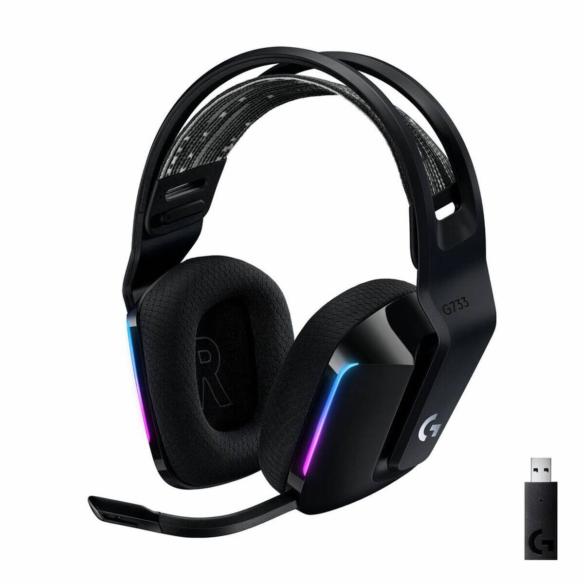 Gaming-Headset mit schwarzen Over-Ear-Kissen, verstellbarem Kopfbügel und RGB-Beleuchtung, zusammen mit einem drahtlosen USB-Adapter.