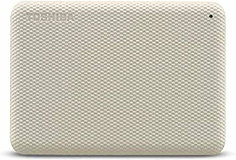 Ein strukturierter beiger Koffer mit einem gitterartigen Muster, das seine Oberfläche bedeckt.