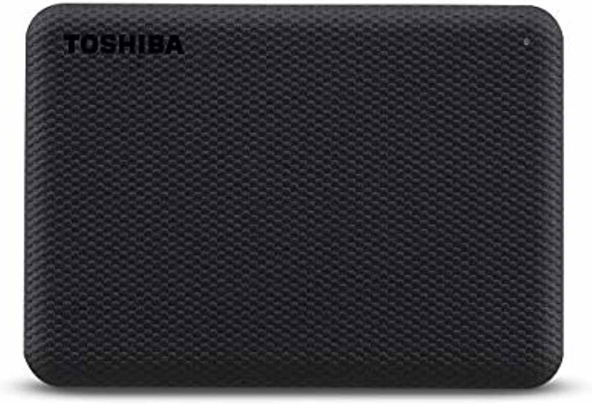 Eine strukturierte schwarze Abdeckung mit 'Toshiba' in der oberen linken Ecke.