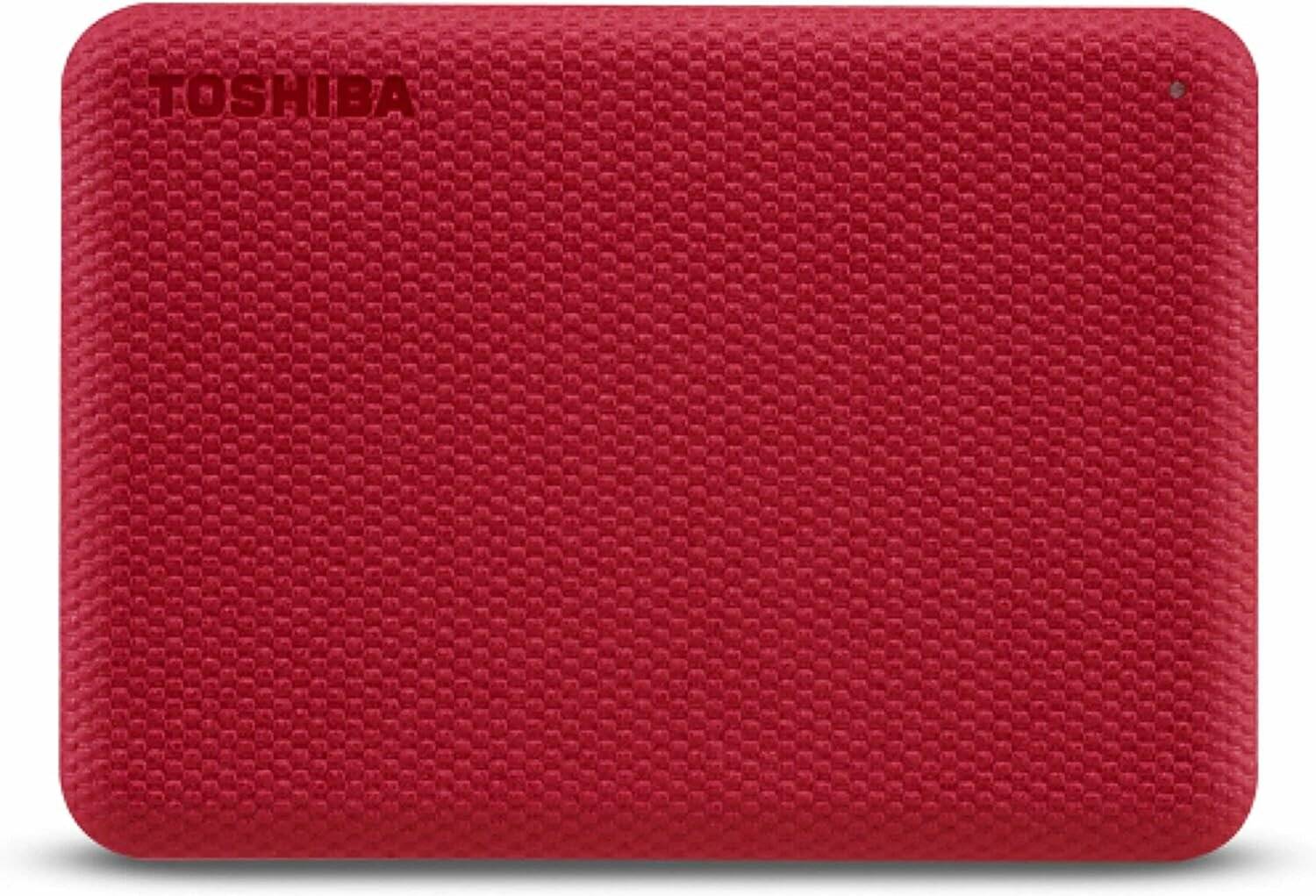 Eine rote strukturierte Oberfläche mit dem Markennamen 'Toshiba', der in der oberen linken Ecke geprägt ist.