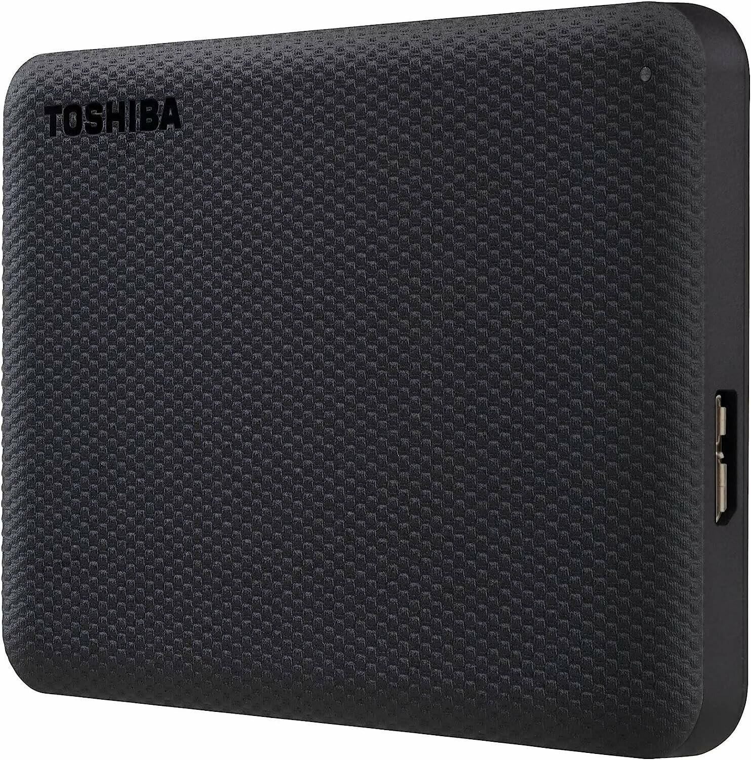 Eine schwarze externe Festplatte von Toshiba mit strukturierter Oberfläche und einem sichtbaren USB-Anschluss an der Seite.