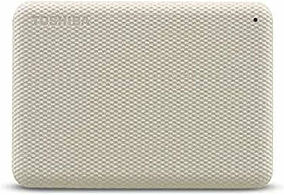 Laptop mit einer strukturierten beigen Abdeckung, Markenname dezent in der linken oberen Ecke geprägt.