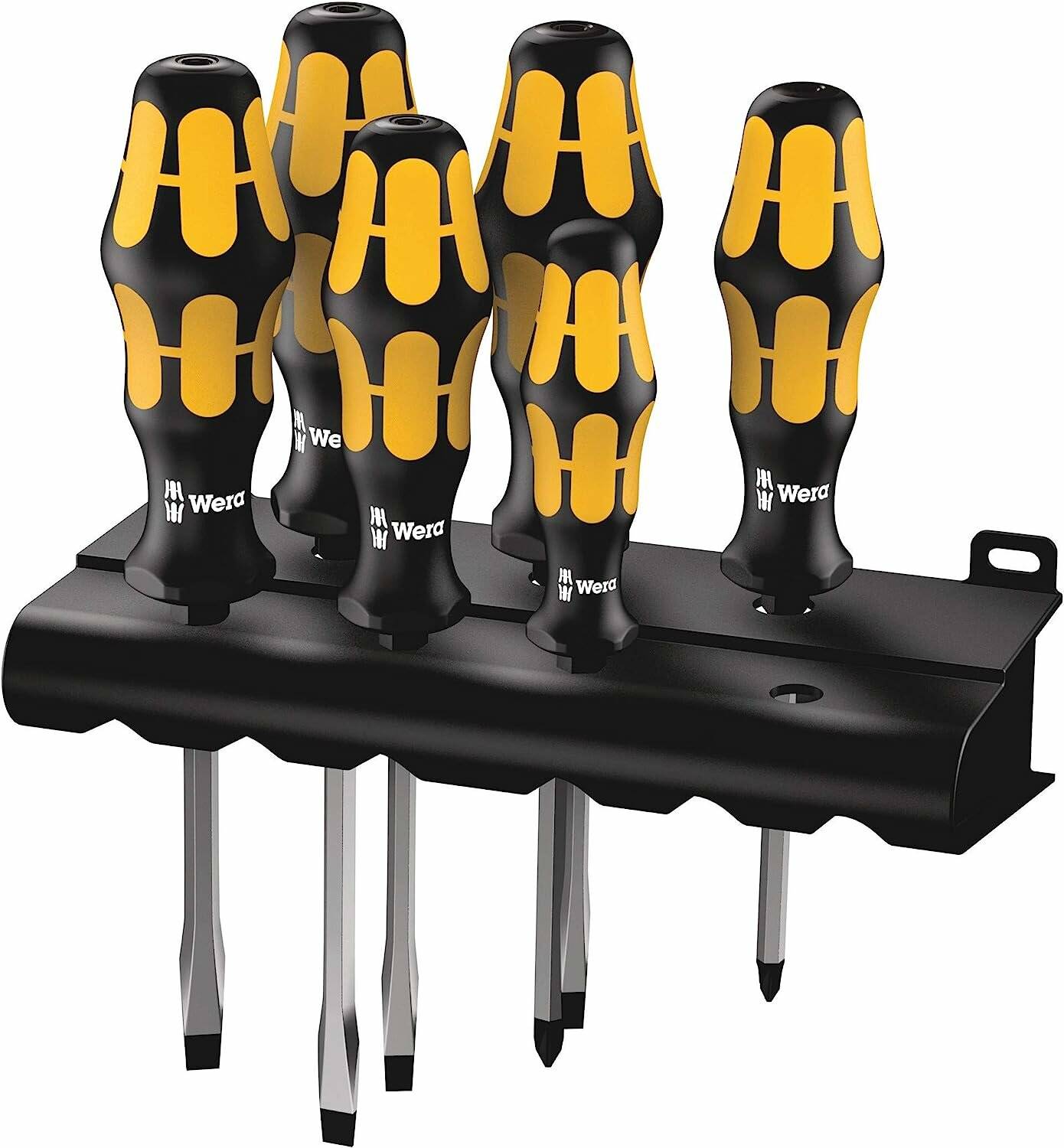 Ein Satz von sechs Schraubenziehern mit schwarzen und gelben Griffen ist an einem schwarzen Werkzeughalter befestigt. Die Griffe sind ergonomisch geformt für einen guten Halt.