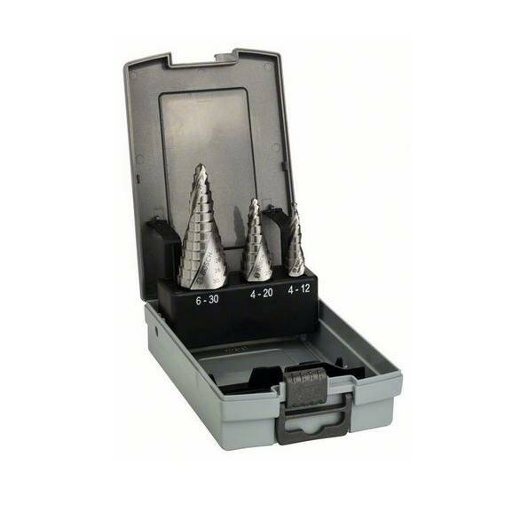 Ein Satz von drei Stufenbohrern aus Metall in einer grauen Kunststoffbox, beschriftet mit den Größen 6-30mm, 4-20mm und 4-12mm, zum Bohren von Löchern.