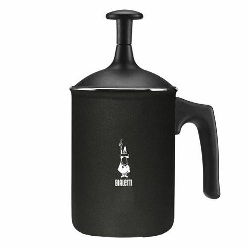 Ein schwarzer Milchaufschäumer mit Griff, Deckel und einem Logo eines Mannes mit Hut trägt die Aufschrift „Bialetti