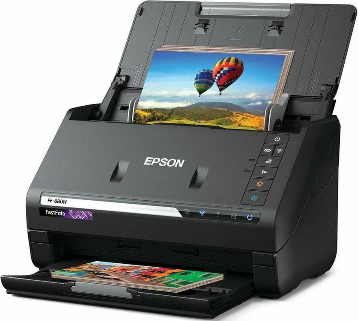 Epson FastFoto FF-680W Drucker beim Scannen bunter Fotografien.