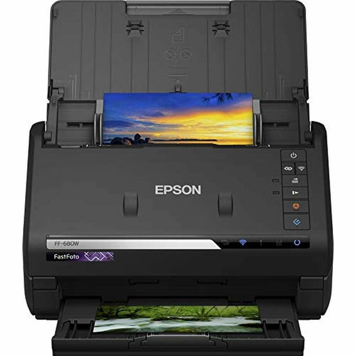 Epson FastFoto FF-680W-Drucker, der ein Foto scannt; zu den Funktionen gehören drahtlose Konnektivität und Hochgeschwindigkeits-Fotoscannfähigkeiten.