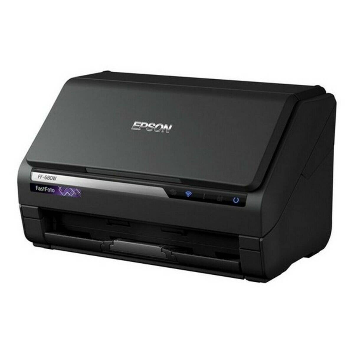 Epson FastFoto FF-680W Scanner, ein schwarzes kompaktes Gerät, das für das schnelle Scannen von Fotos und Dokumenten entwickelt wurde, aus einem seitlichen Blickwinkel gezeigt.