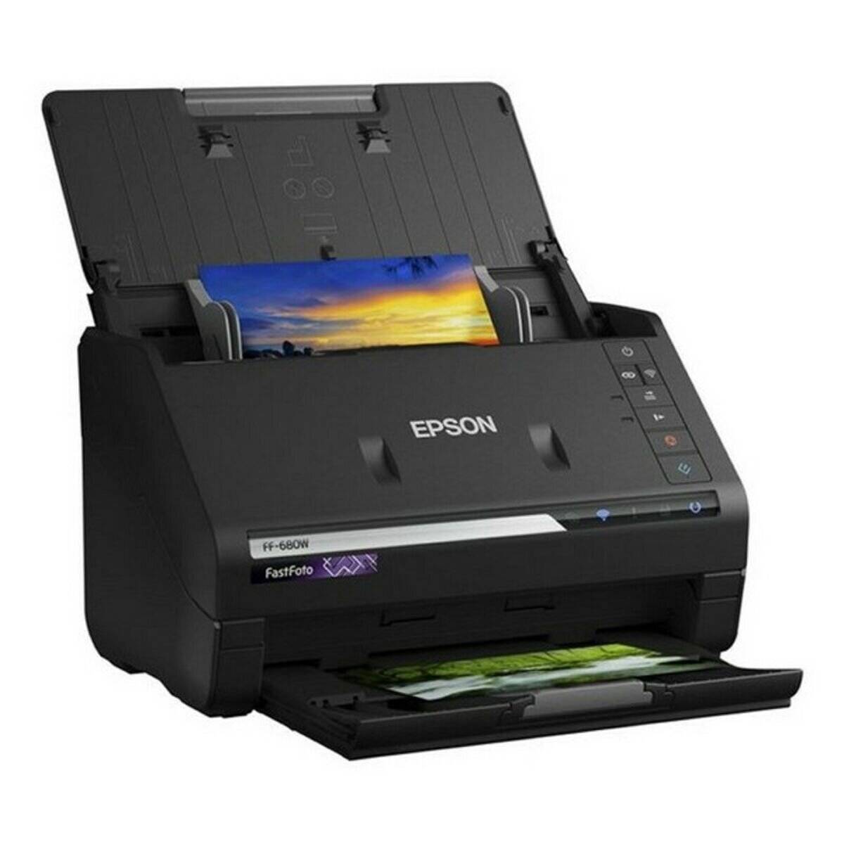 Epson FastFoto FF-680W Scanner mit geöffnetem Einzug und Ausgabefach, der ein farbenfrohes Foto scannt.