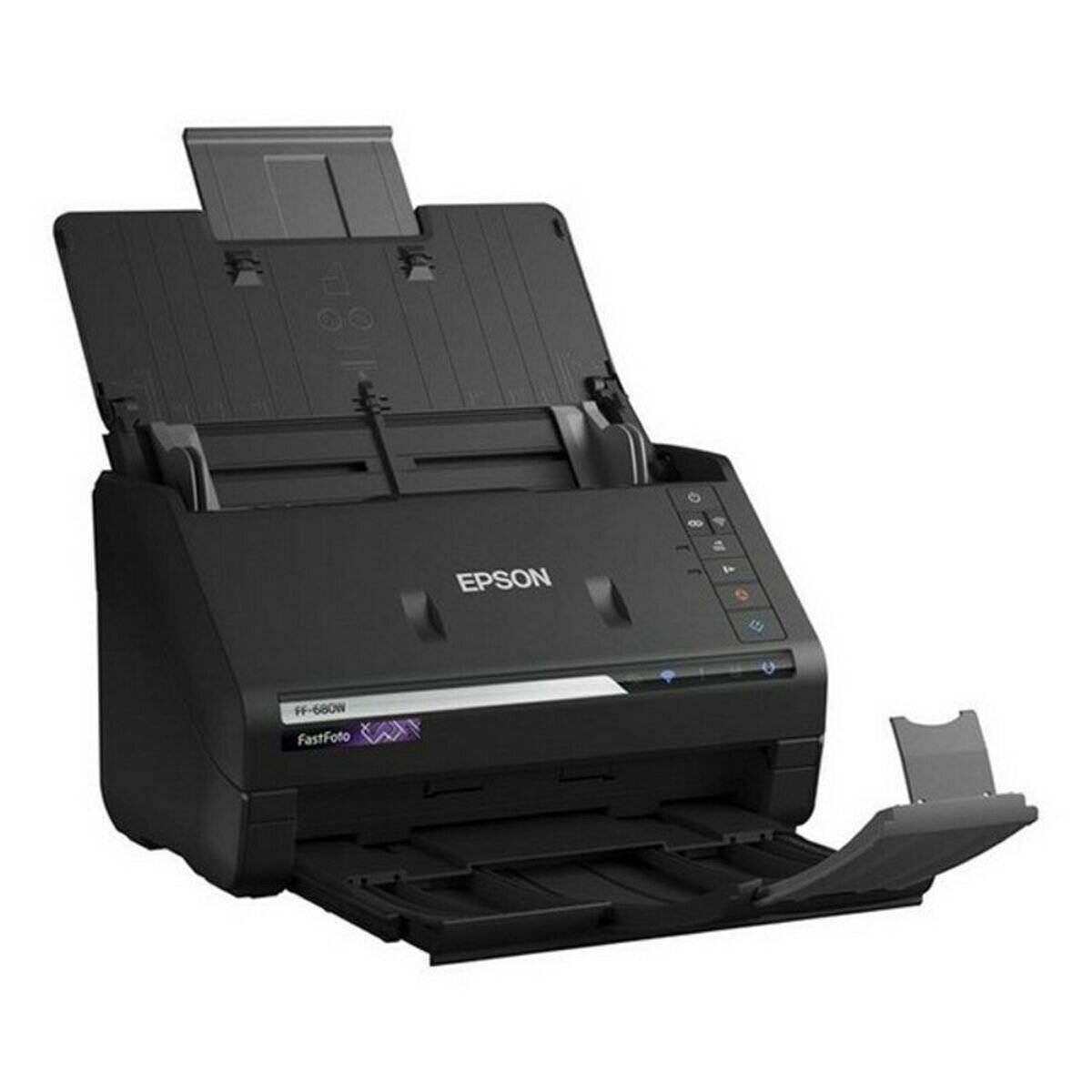 Ein Epson FF-680W FastFoto-Scanner mit offenem Einzugsfach und Bedienfeld, entwickelt für effizientes Scannen von Fotos und Dokumenten.