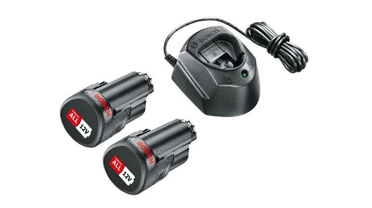 Bosch-Ladegerät mit zwei 12V-Batterien. Das Ladegerät ist schwarz, kompakt mit einem Kabel, und die Batterien sind schwarz und zylindrisch.