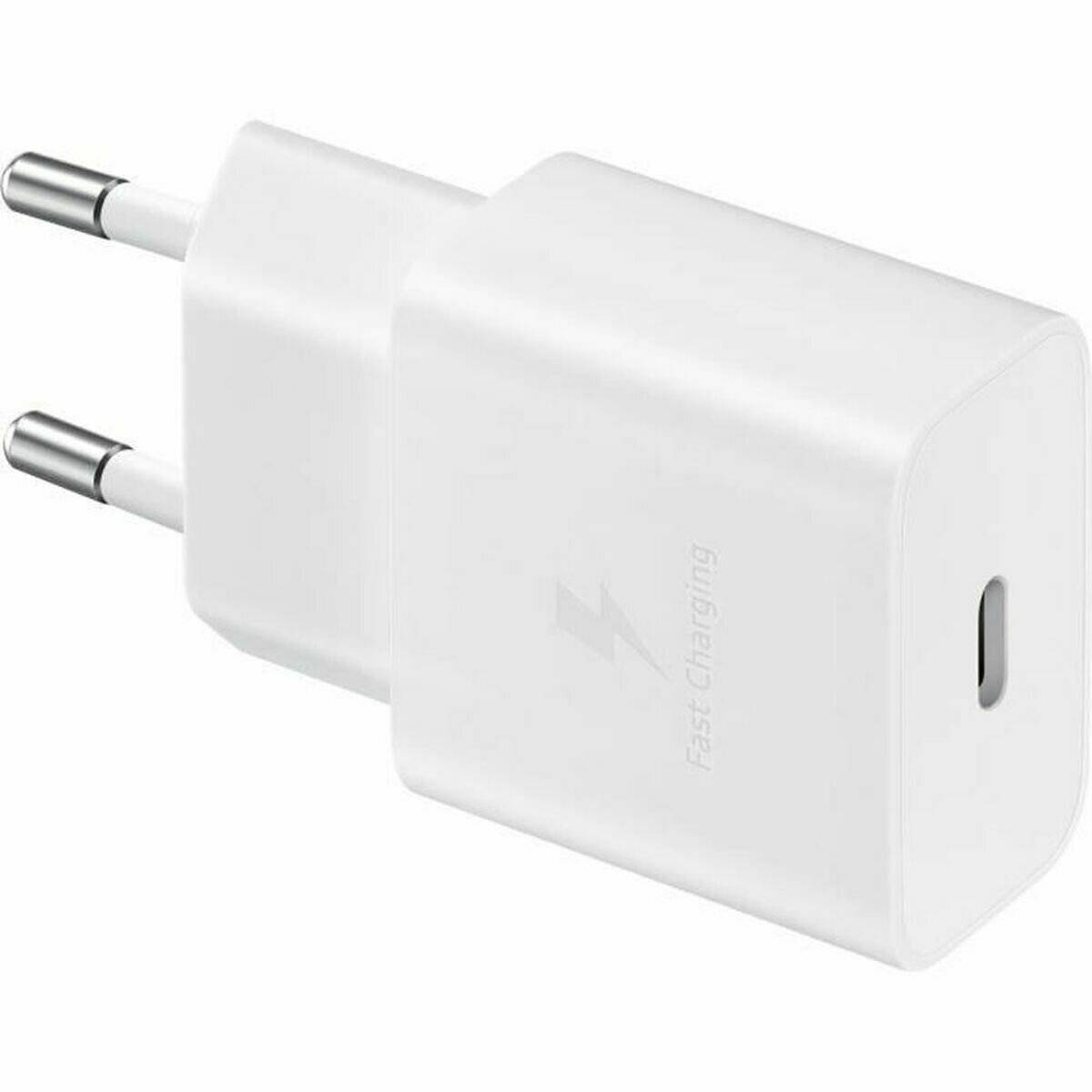 Ein weißes Wandladegerät mit zwei Stiften und einem USB-C-Anschluss, gekennzeichnet mit ‚Schnellladen', ideal zum schnellen Aufladen kompatibler Geräte.