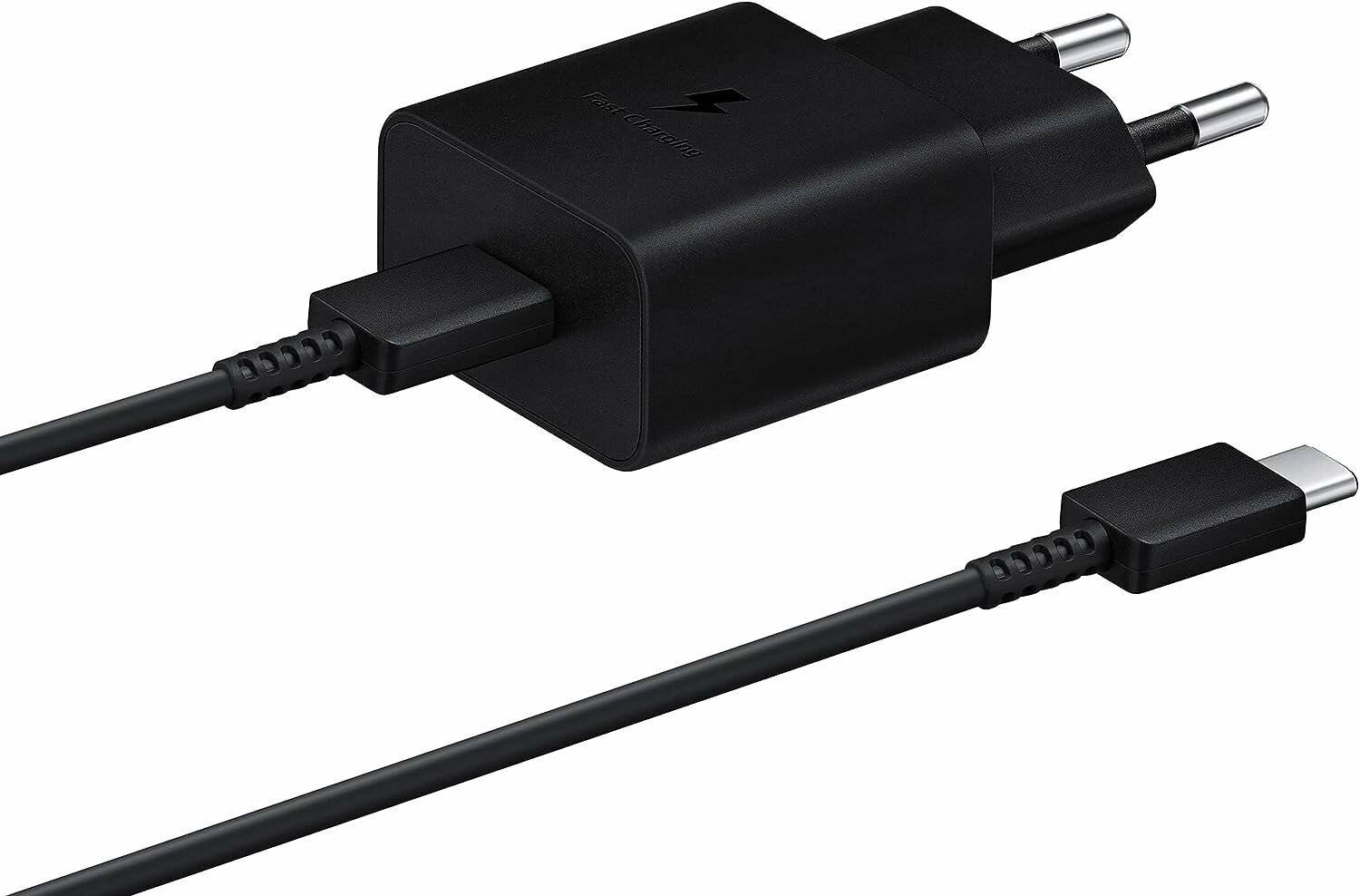 Ein schwarzes Ladegerät mit einem abnehmbaren USB-Kabel, das ein Blitzsymbol trägt, welches die Schnellladefunktion anzeigt.
