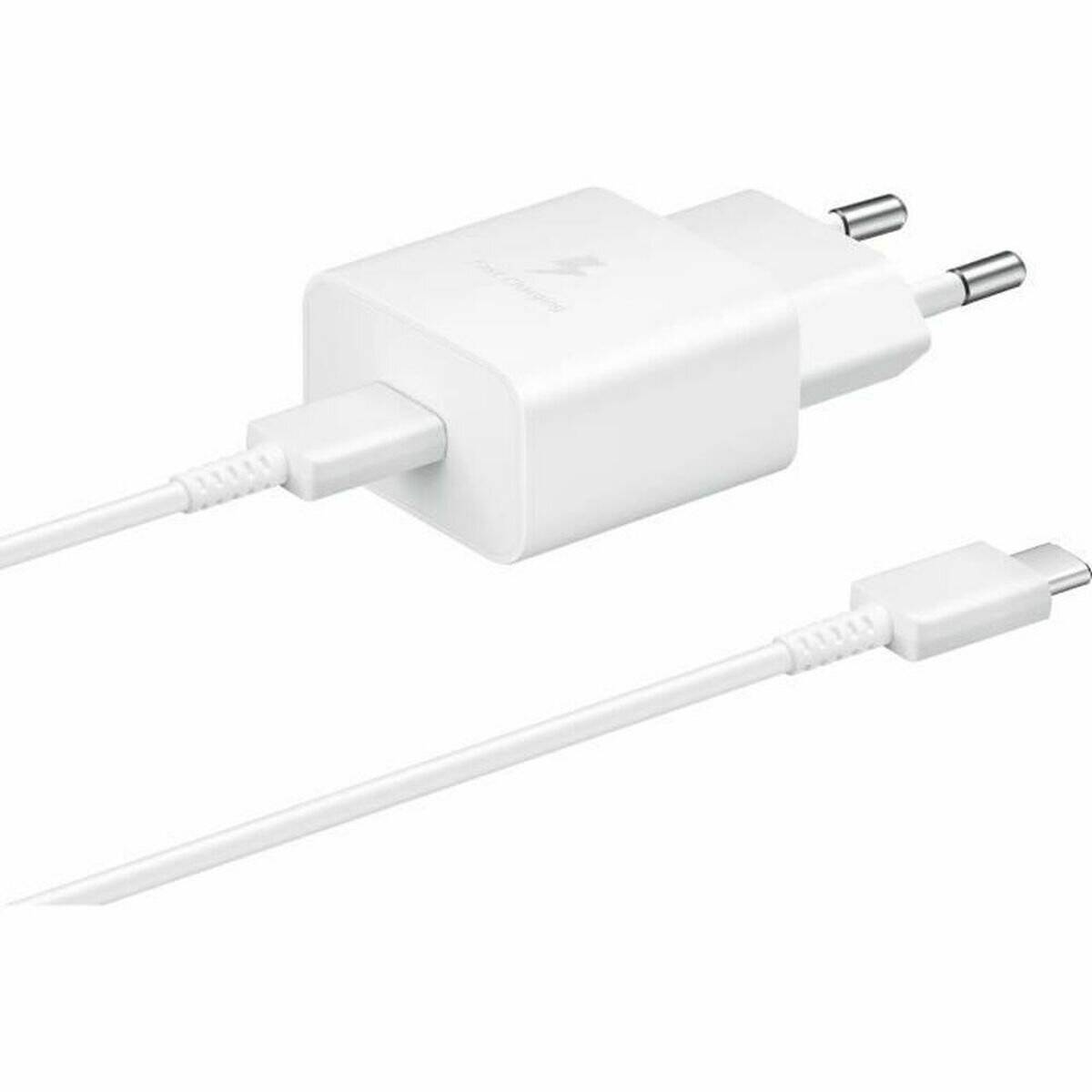Ein weißes USB-Ladegerät mit abnehmbarem Kabel, ausgestattet mit europäischen Steckdosenadaptern, entwickelt zum Aufladen von Smartphones und anderen Geräten.