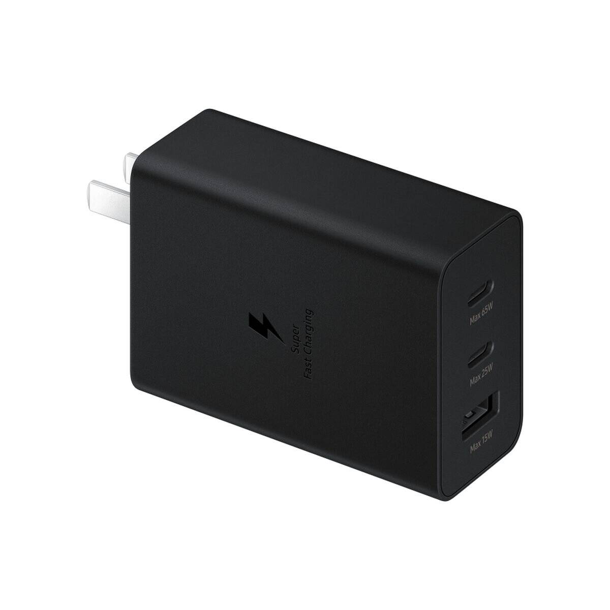 Ein schwarzer Ladegerät-Adapter mit drei USB-Anschlüssen, gekennzeichnet mit 'Max 100W', 'Max 30W' und 'Max 100W'.