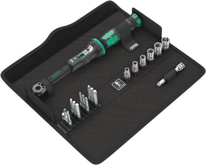 Ein Präzisions-Elektroschraubendreher-Set in einem schwarzen Koffer, das mehrere austauschbare Bits und Zubehörteile ordentlich in Fächern angeordnet enthält.