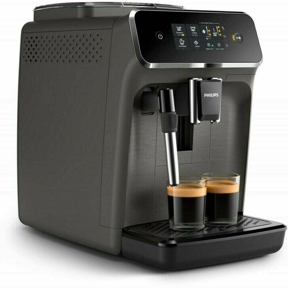 Eine schlanke, graue Kaffeemaschine mit digitalen Steuerungen und Doppelausgüssen zapft zwei Tassen Espresso in Glasbecher auf einem Abtropfgitter.