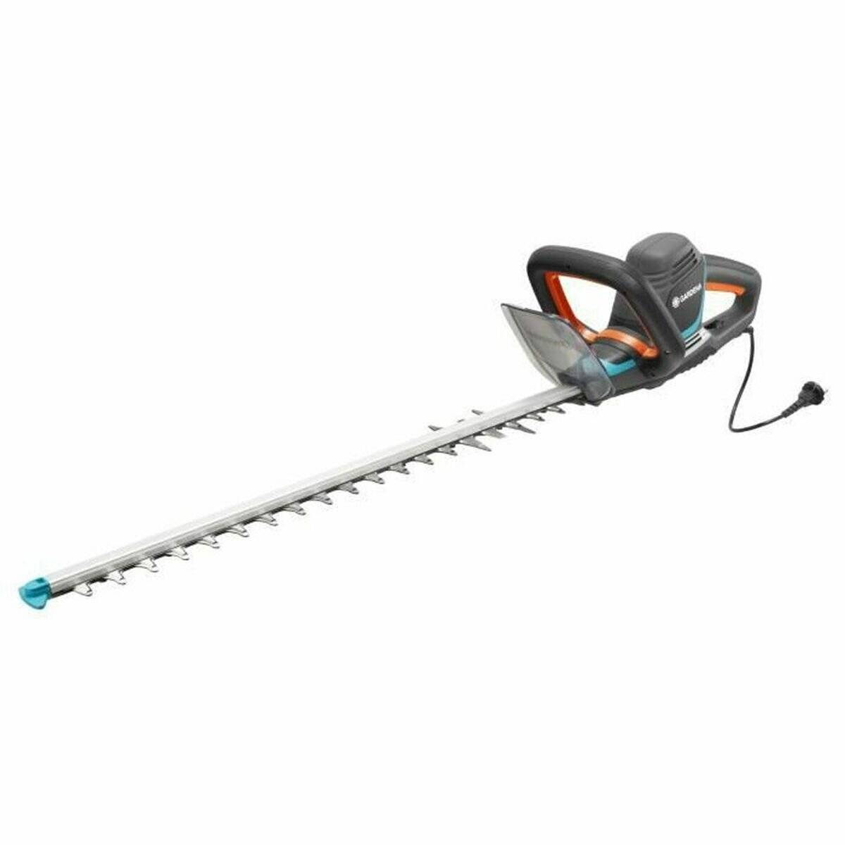 Elektrische Heckenschere mit Kabel, ausgestattet mit einer langen Klinge, ergonomischem Griff und einem Stromkabel, das vom Heck ausgeht.