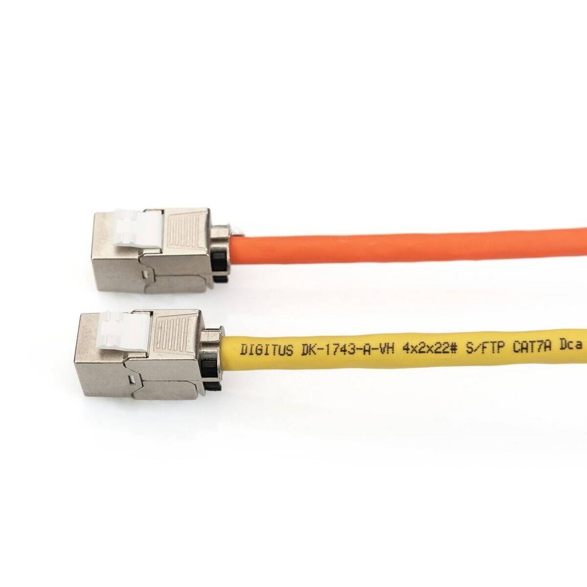 Zwei geschirmte Ethernet-Kabel mit Metallsteckern; eines hat orange und das andere gelbe Isolierung. Text auf dem gelben Kabel liest sich 